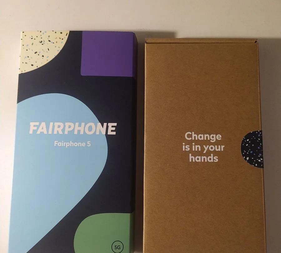 Boîte d'un Fairphone 5 posée à côté de son emballage en carton.