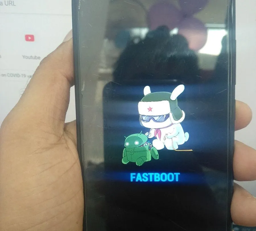 Un téléphone Xiaomi affichant l'écran Fastboot.